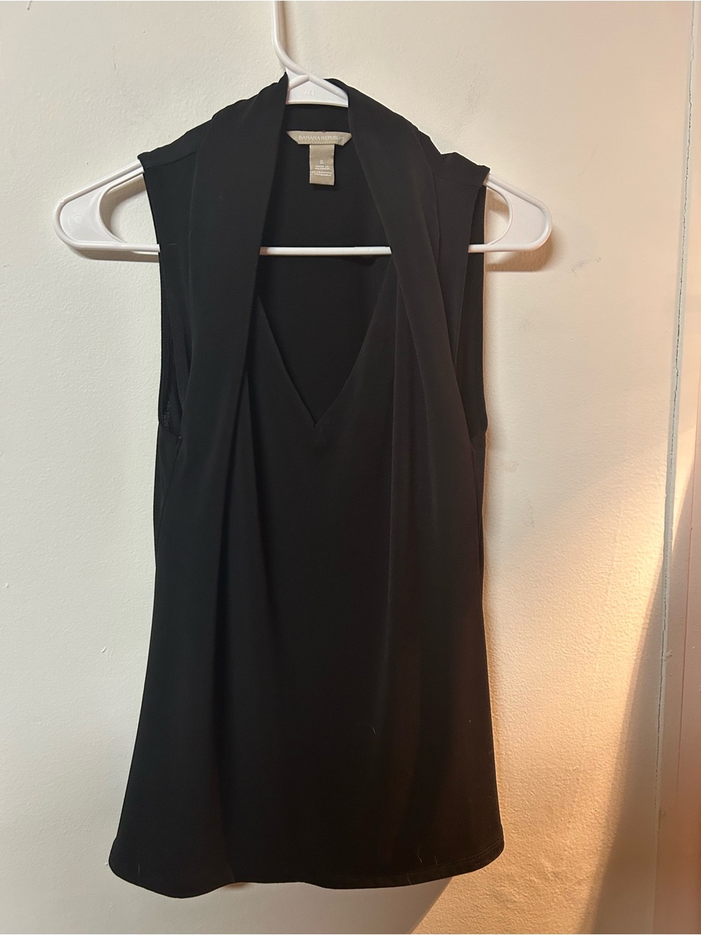 Banana Republic Black Sleeveless Draped V-Neck Camisole